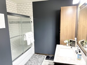 تجهيزات دش، مجففات شعر، مناشف، صابون