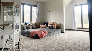 A room with a bed, a popcorn machine, and a wheelchair. - Life-Giving, Quiet retreat only 25 min west of Indpls. Peace, Pace, & Gratitude (Coatesville)