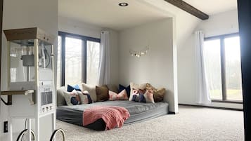 4 bedrooms, travel cot, WiFi, bed sheets