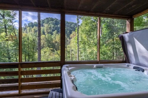 Crashing Creek Cabin, Hot Tub, Mountain Views & King Bed!