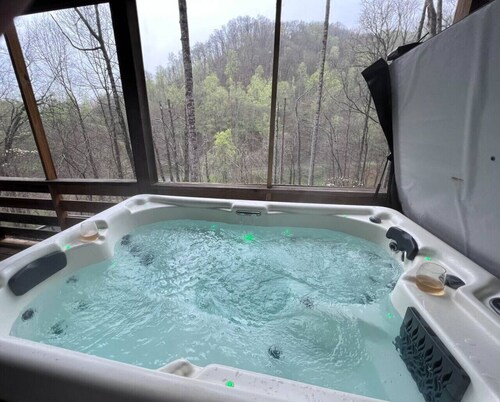 Crashing Creek Cabin, Hot Tub, Mountain Views & King Bed!