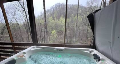Crashing Creek Cabin, Hot Tub, Mountain Views & King Bed!