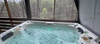 Crashing Creek Cabin, Hot Tub, Mountain Views & King Bed!