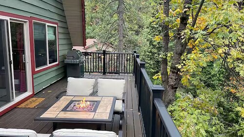 The Cozy Cub: Air Conditioning, Dog Friendly, Pool Table, Private Lakes in BLS