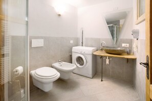 Een douche, een haardroger, handdoeken