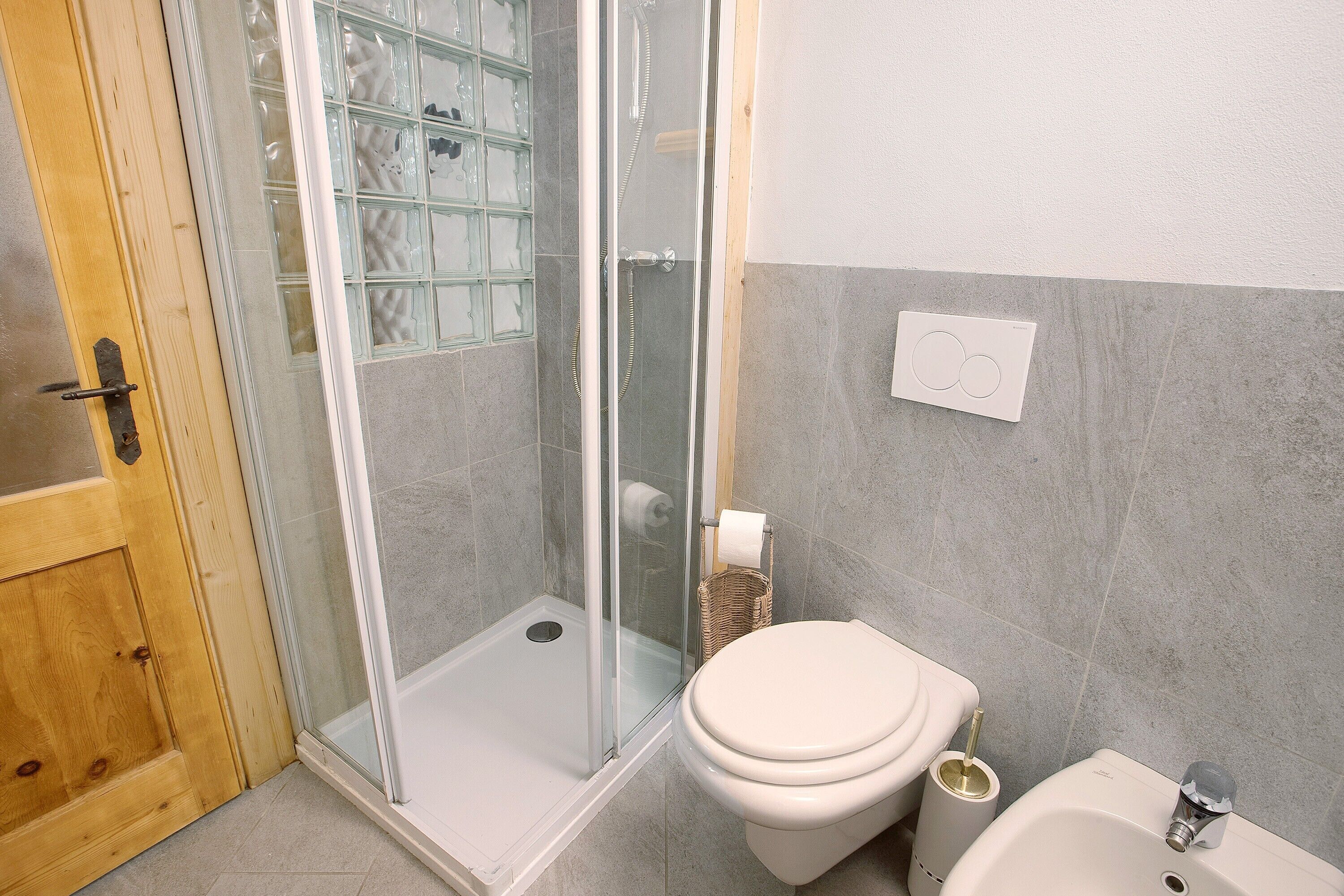 Een douche, een haardroger, handdoeken