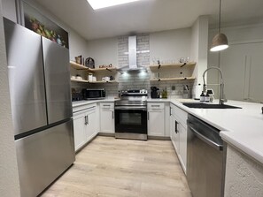Réfrigérateur, four à micro-ondes, un four, surface de cuisson