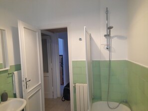 Haartrockner, Handtücher, Seife, Toilettenpapier