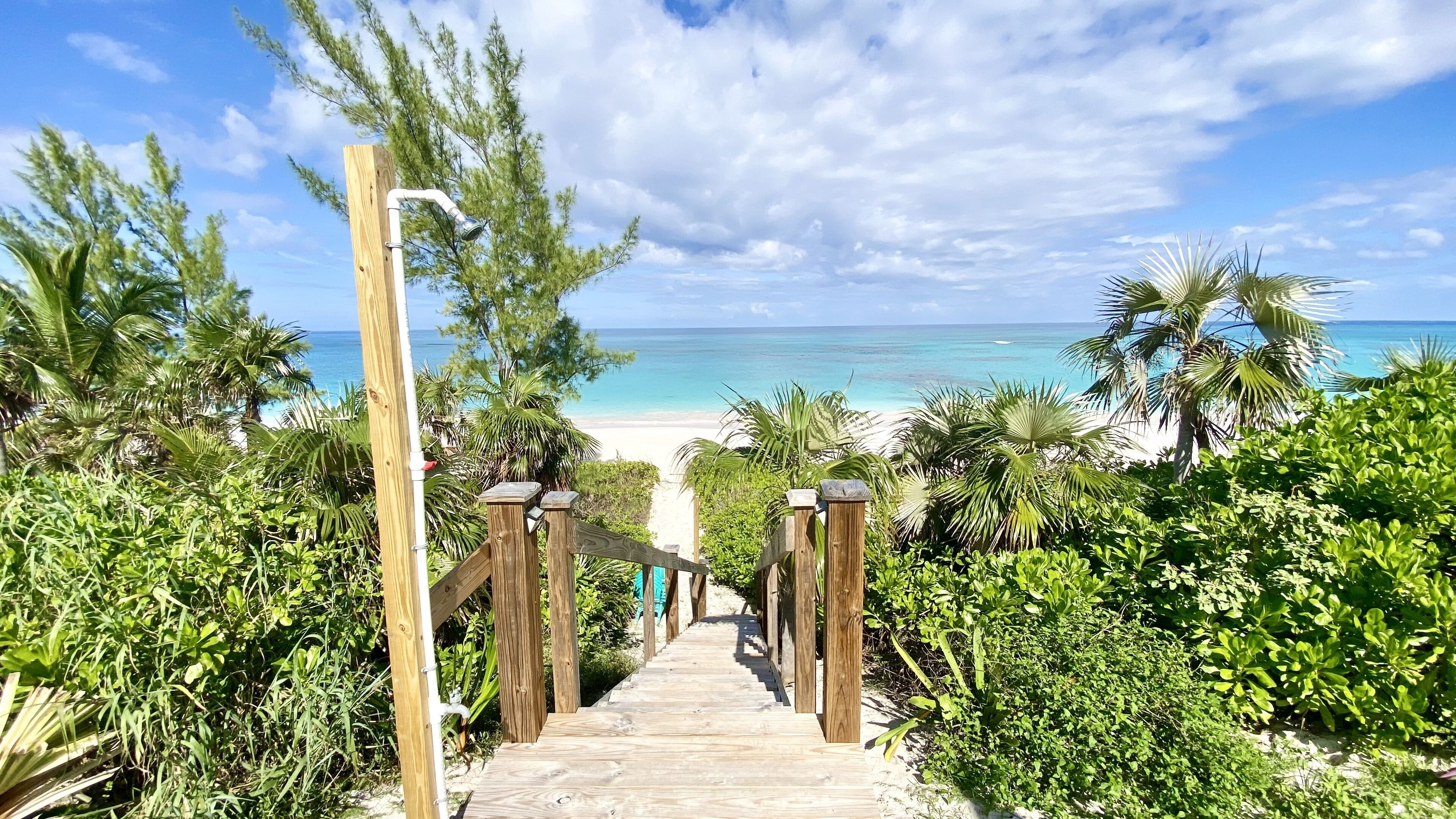 Rannalla, aurinkotuoleja, rantapyyhkeitä