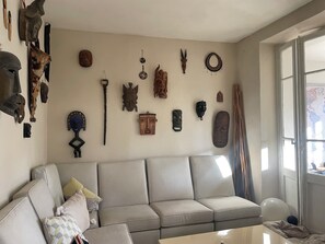 Fernseher, Bücher, Stereoanlage, Drucker