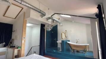 3 chambres, bureau, fer et planche Ă repasser, lit parapluie