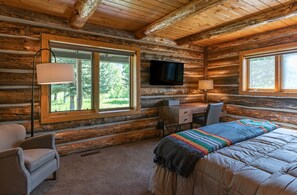 3 bedrooms, desk, iron/ironing board, free WiFi