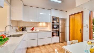 Een koelkast, een microgolfoven, een oven, een vaatwasser