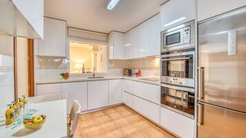 Réfrigérateur, micro-ondes, four, lave-vaisselle