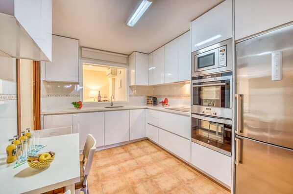 Réfrigérateur, four à micro-ondes, un four, surface de cuisson