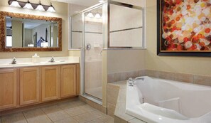 Secador de pelo, toallas, jabón y champú