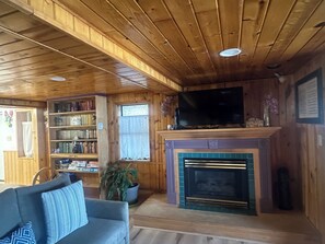 Smart TV, fireplace, books - Purple Moon #3 - Beautiful Beachfront home with private access to the beach (Lincoln City)
