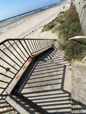 Beach - Purple Moon #3 - Beautiful Beachfront home with private access to the beach (Lincoln City)