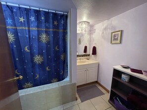 Serviettes fournies, savon, shampoing, papier toilette