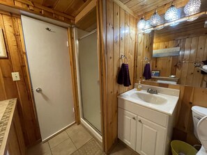 Towels, soap, shampoo, toilet paper - Purple Moon #3 - Beautiful Beachfront home with private access to the beach (Lincoln City)
