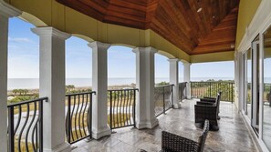 Interior - Sleeps 24, Private Beach Boardwalk, Infinity Pool 20 Bradley Cir by Avantstay (Hilton Head Island)