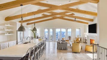 Talo (Multiple Bedrooms) | Sisätilat