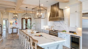 Talo (Multiple Bedrooms) | Sisätilat