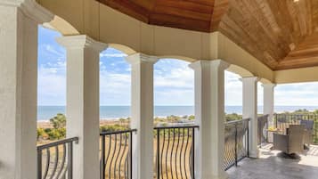 Talo (Multiple Bedrooms) | Sisätilat