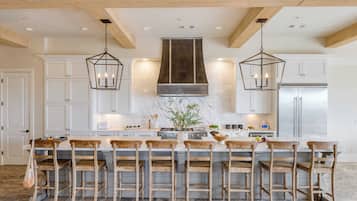 Talo (Multiple Bedrooms) | Sisätilat