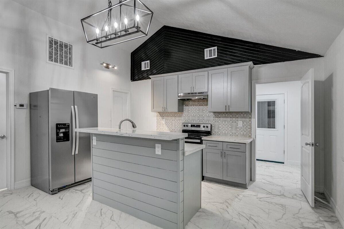 Réfrigérateur, micro-ondes, four, plaque de cuisson