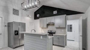 Coffee/tea maker, fridge, microwave, oven - Newly Updated 5-Bedroom Home in Vidor (vidor)