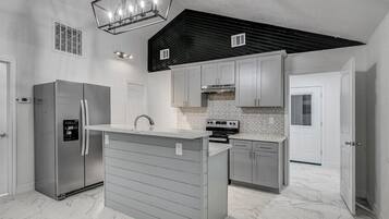 Réfrigérateur, micro-ondes, four, plaque de cuisson