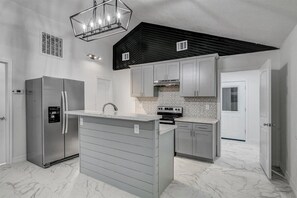 ثلاجة، ميكروويف، فرن، موقد طهي مسطح