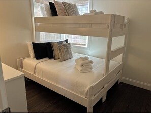 3 Schlafzimmer, Zimmersafe, kostenloses WLAN, Bettwäsche