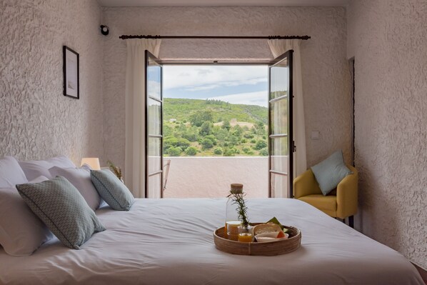 5 chambres, bureau, fer et planche à repasser, lit de bébé portatif