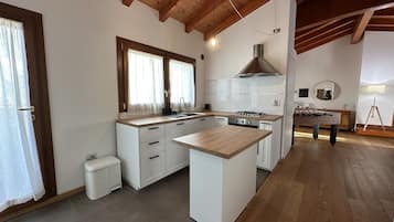 Departamento Deluxe | Cocina privada | Refrigerador, microondas, horno y tetera eléctrica