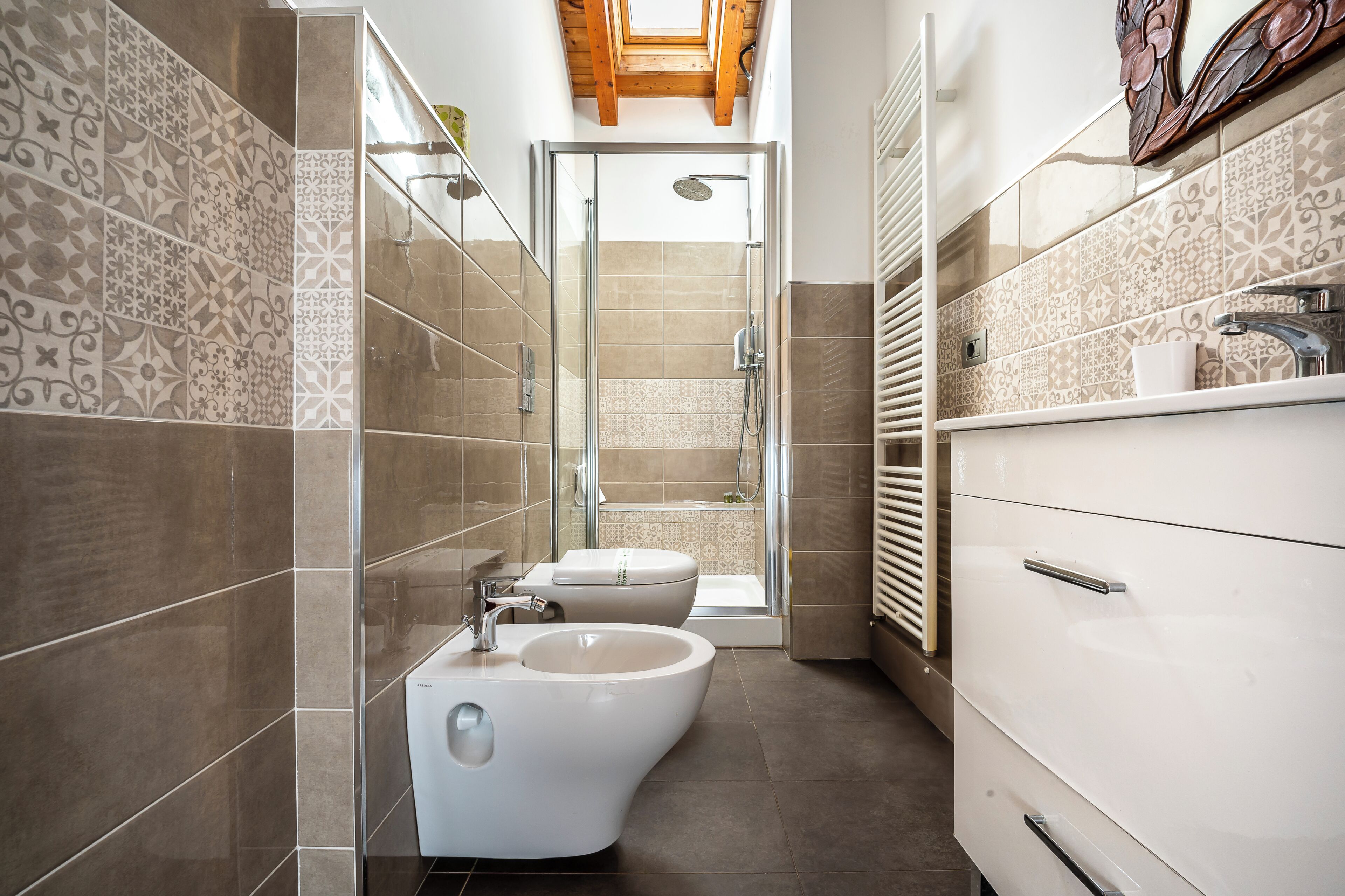 Deluxe Apartment | Bathroom | Shower, hair dryer, bidet, towels