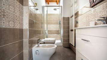 Deluxe Apartment | Bathroom | Shower, hair dryer, bidet, towels