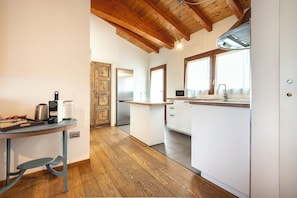 Deluxe Apartment | Private kitchen | Fridge, microwave, oven, electric kettle - NG Guest House il RIS (Sassari)