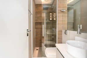 Dusche, Bidet, Handtücher, Toilettenpapier