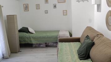 Iron/ironing board, WiFi, bed sheets