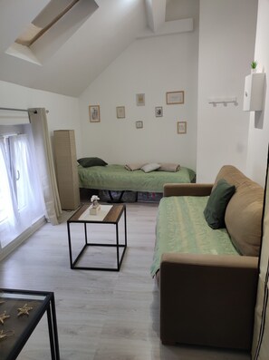 Iron/ironing board, WiFi, bed sheets