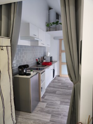 Fridge, microwave, stovetop, coffee/tea maker - L'escale CDG Airport Parc Astérix (Louvres)