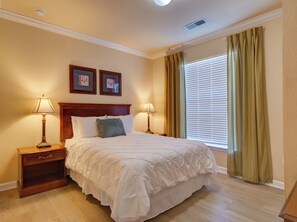 3 habitaciones, tabla de planchar con plancha, wifi y ropa de cama