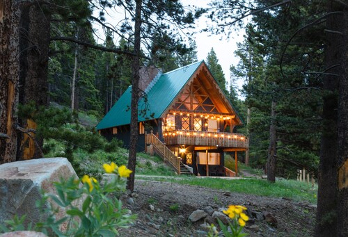 Beautiful 4Bd Chalet w Hot Tub & Mtn Views