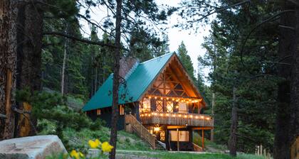 Beautiful 4Bd Chalet w Hot Tub & Mtn Views