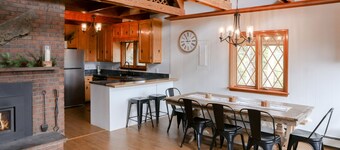 Beautiful 4Bd Chalet w Hot Tub & Mtn Views