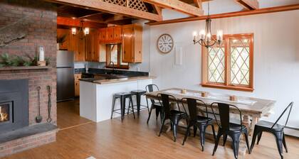 Beautiful 4Bd Chalet w Hot Tub & Mtn Views