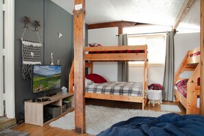 4 bedrooms, desk, iron/ironing board, travel cot