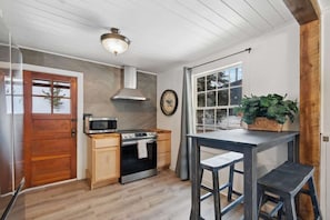 Een koelkast, een magnetron, een oven, een kookplaat